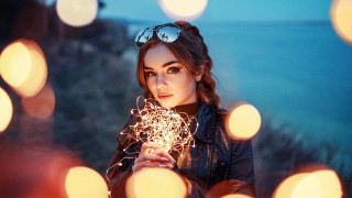 Woman sparkleball ocean lights cinematic - a view of the ocean in the background free wallpaper