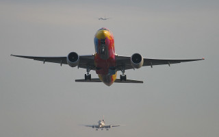 Large jetliner cloudy sky airport - a runway free wallpaper