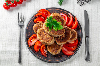 Plate tomatoes meat patties fork - a plate of food free wallpaper for desktop