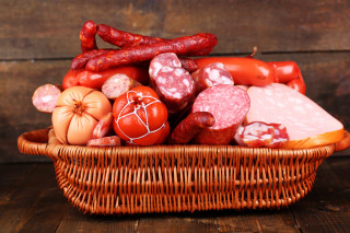 Basket sausages tomatoes wooden table - a wooden wall behind free wallpaper for desktop