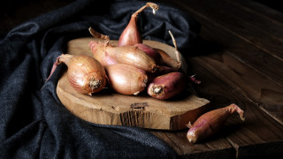 Wooden cutting board onions blue - a wooden cutting board free wallpaper