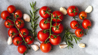 Tomatoes garlic knife fork minimalist - professional food photography free wallpaper
