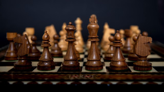 Chess board armor blurry depthfield - a chess board free wallpaper for desktop