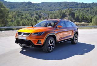 Orange suv driving forest hills - foto realistic free wallpaper