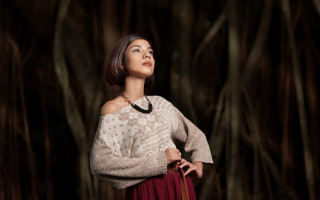 Woman dress necklace forest portrait - a tree trunk free wallpaper for desktop