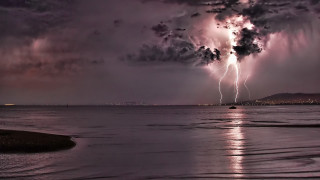 Lightning ocean city boat night - dramatic lightning free wallpaper