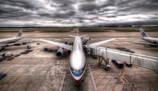 Large jetliner tarmac cloudy sky - cloud above free wallpaper