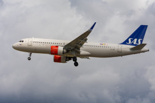 Large jet cloudy sky landing - the tail free wallpaper