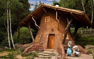 Small house tree trunk door - a small house free wallpaper