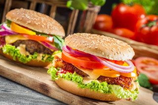 Hamburgers lettuce tomato onion bokeh - cutting free wallpaper