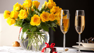 Yellow roses champagne vase romantic - romantic free wallpaper