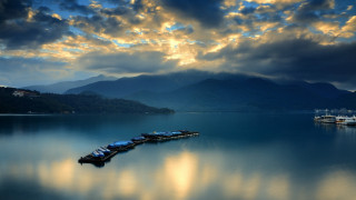 Boats lake mountains cloudy sky 2 - top of a lake under a cloudy sky free wallpaper