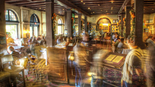 Blurry restaurant impressionist cityscape clock - table free wallpaper