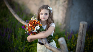 Girl bouquet portrait brown hair - a picture in front free wallpaper for desktop