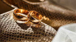 Gold rings rock white cloth - a white cloth free wallpaper