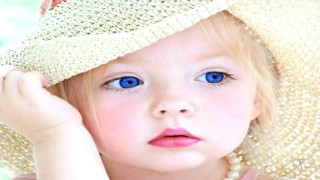 Little girl big hat blue - caroline lucy scott free wallpaper