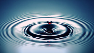 Waterdrop reddot bluebackground whitecircle permeke - a water drop free wallpaper