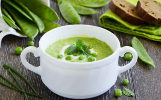 Pea soup bowl spoon bread - the side of the bowl free wallpaper