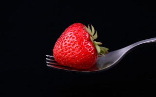 Fork strawberry black background food - end free wallpaper