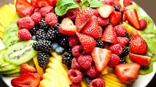 Fruit plate berries kiwi strawberry - strawberry free wallpaper