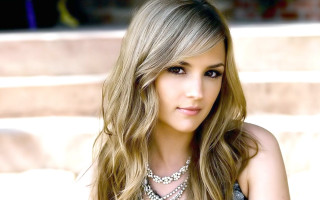 Araceli gilbert beautiful beach jewelry - her neck and a necklace free wallpaper