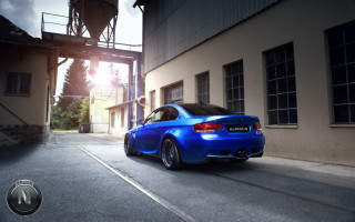 Blue car building bridge clock - a blue car free wallpaper for desktop