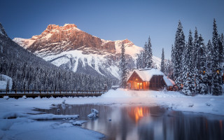 Mountain cabin snow trees lake - a lake in front free wallpaper