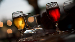 Three glasses wine bottle blurry - the younger free wallpaper