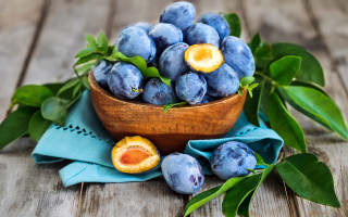 Wooden bowl blueberries table green 2 - blueberry free wallpaper for desktop