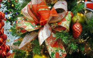 Christmas tree ornaments bow background - a christmas tree in the background free wallpaper
