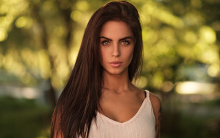 Aramenta park portrait blurry bokeh - free portrait wallpaper for desktop