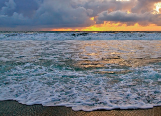 Beach waves sunset clouds ocean - a sunset in the background free wallpaper for desktop
