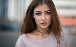 Woman longhair serious greeneyes necklace - long hair and a necklace free wallpaper