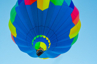 Colorful hot air balloon flying - a colorful hot air balloon free wallpaper