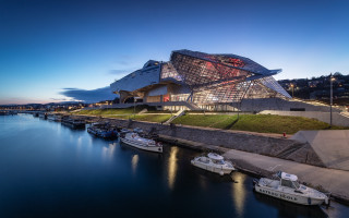 Glass roof building water boats - a ramp free wallpaper