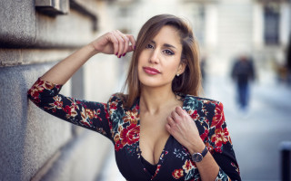 Serious woman portrait kimono japanese - a woman leaning against a wall free wallpaper