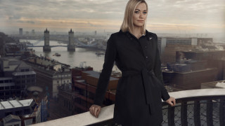 Woman city skyline river portrait - the city free wallpaper