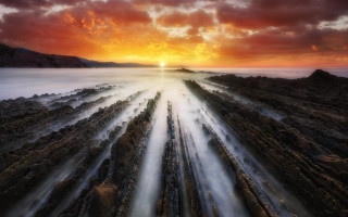 Sunset rocky beach water rocks - a large amount of water free wallpaper