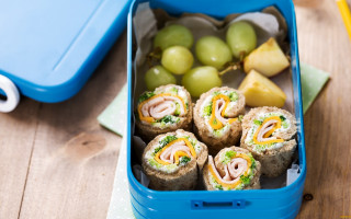 Lunchbox grapes sandwich bluecontainer foodphotography - food photography free wallpaper for desktop