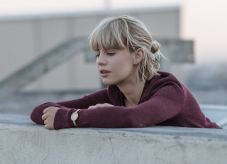 Woman leaning wall blonde portrait - anne ryan free wallpaper for desktop