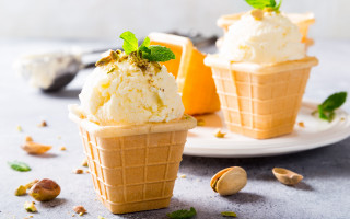 Ice cream cones mint sprigs - top of them free wallpaper