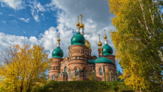 Large building green dome gold - yellow leaf free wallpaper