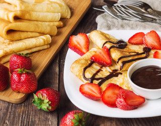 French toast strawberries chocolate sauce - a cutting board free wallpaper for desktop
