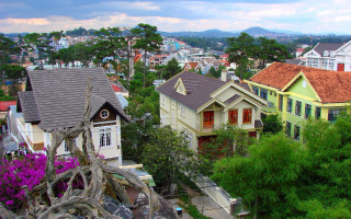 Neighborhood mountains trees urban architecture - zenith view free wallpaper for desktop