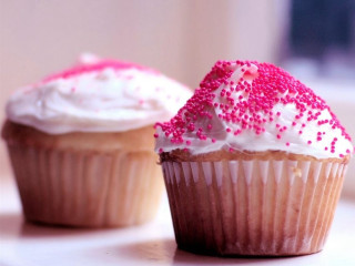 Cupcakes white frosting pink sprinkles 2 - free holidays wallpaper for desktop