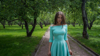 Woman blue dress park sunlight - a park free wallpaper for desktop