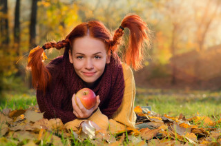Woman smiling apple autumn field - autumn free wallpaper for desktop