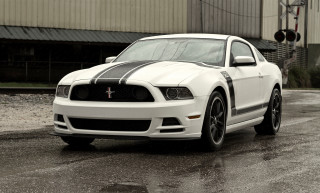 White mustang black stripe parking - a parking lot in front free wallpaper