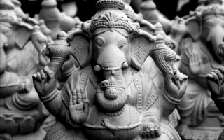 Elephants statues painted blurry greyscale - figurine free wallpaper