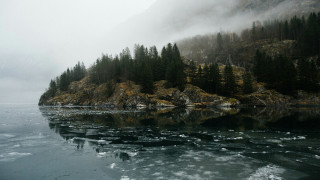Winter lake reflection mountains boat - foggy free wallpaper for desktop